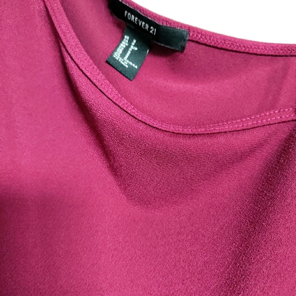 Adorable magenta one-shoulder crop top size small - Picture 3 of 3